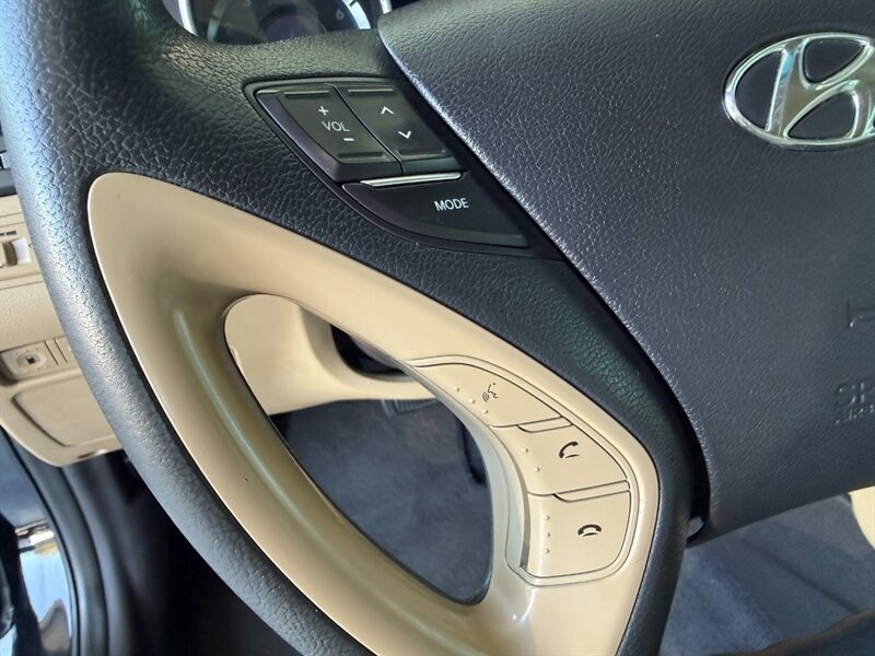 Hyundai Sonata Vehicle Full-screen Gallery Image 20