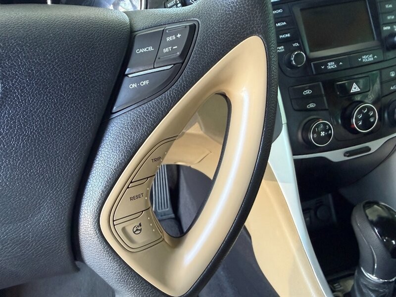 Hyundai Sonata Vehicle Full-screen Gallery Image 21