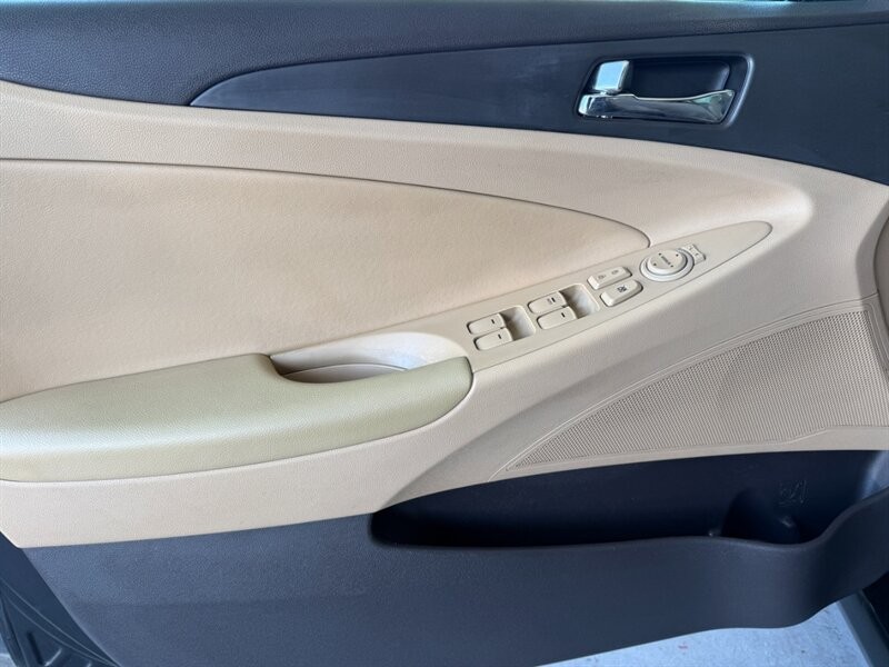 Hyundai Sonata Vehicle Full-screen Gallery Image 22