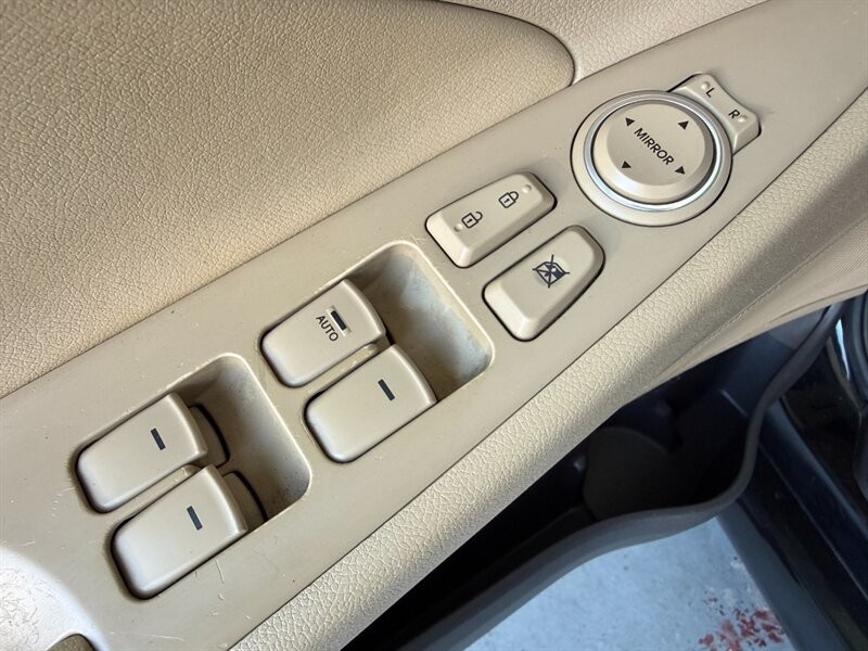 Hyundai Sonata Vehicle Full-screen Gallery Image 23