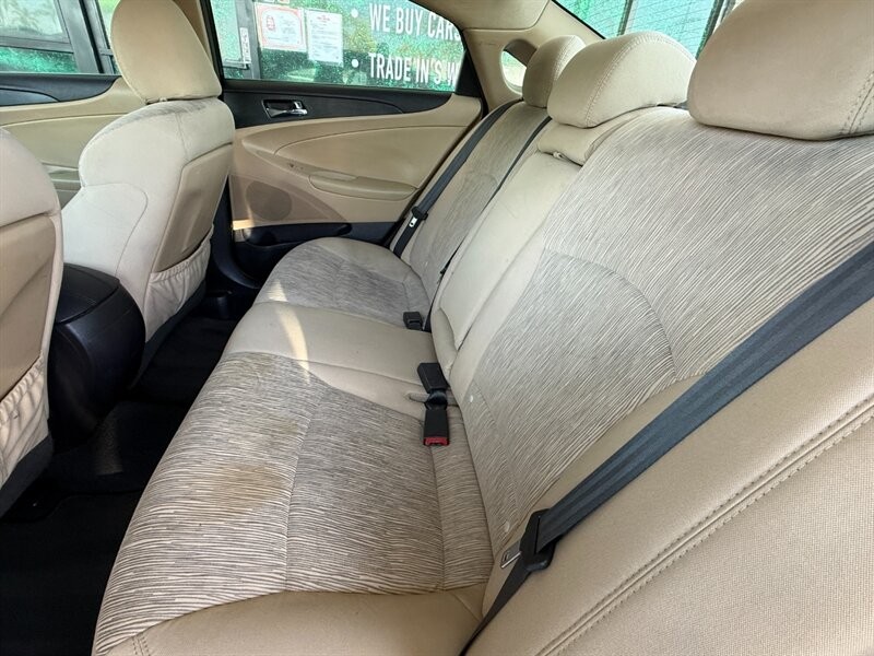 Hyundai Sonata Vehicle Full-screen Gallery Image 24