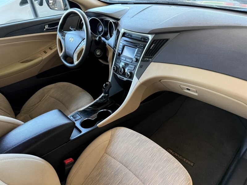 Hyundai Sonata Vehicle Full-screen Gallery Image 25