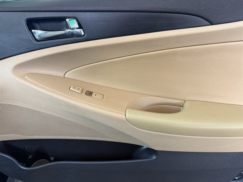 Hyundai Sonata Vehicle Full-screen Gallery Image 26