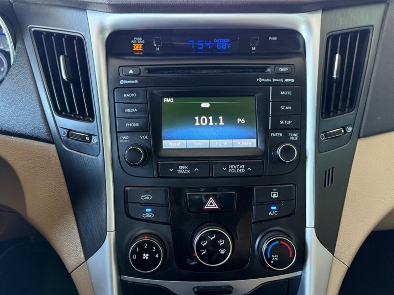 Hyundai Sonata Vehicle Full-screen Gallery Image 28