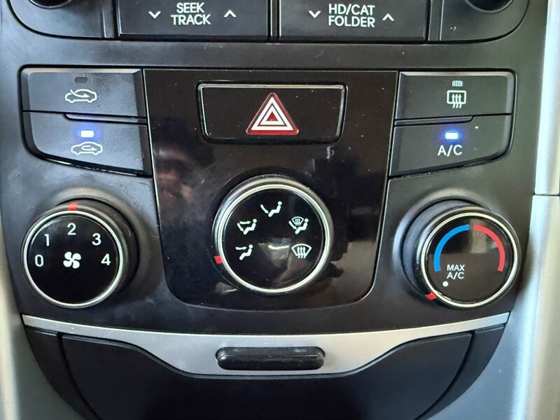 Hyundai Sonata Vehicle Full-screen Gallery Image 31