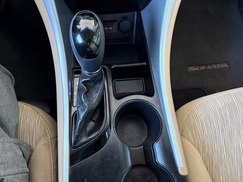 Hyundai Sonata Vehicle Full-screen Gallery Image 33