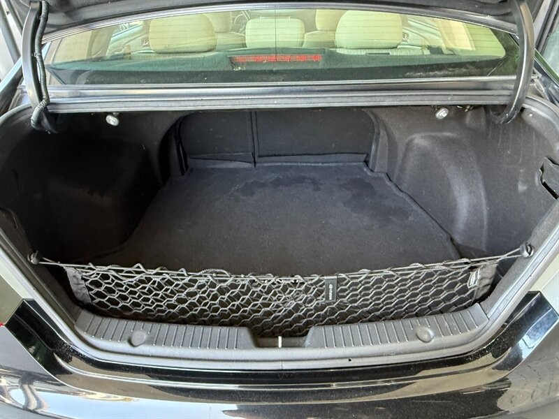 Hyundai Sonata Vehicle Full-screen Gallery Image 35