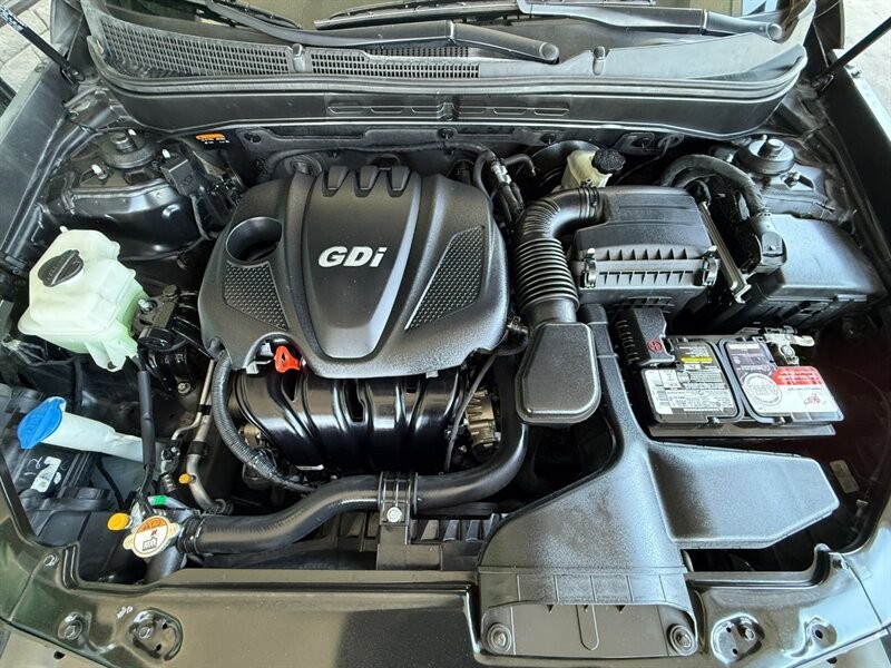 Hyundai Sonata Vehicle Full-screen Gallery Image 36