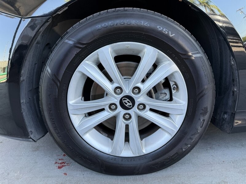 Hyundai Sonata Vehicle Full-screen Gallery Image 37