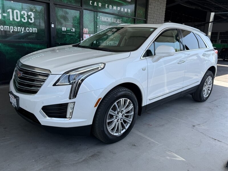Cadillac XT5 Vehicle Full-screen Gallery Image 01