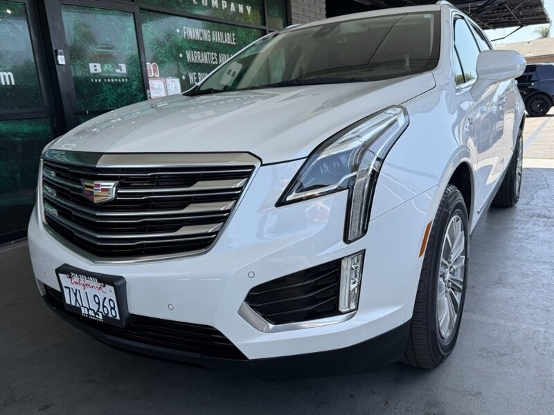 Cadillac XT5 Vehicle Full-screen Gallery Image 03