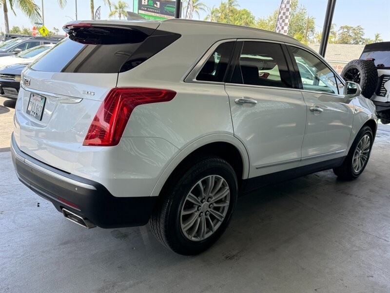 Cadillac XT5 Vehicle Full-screen Gallery Image 09