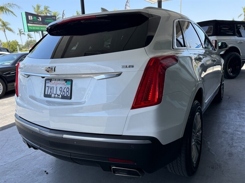 Cadillac XT5 Vehicle Full-screen Gallery Image 10
