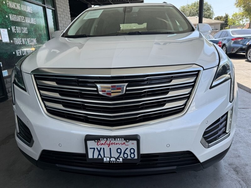 Cadillac XT5 Vehicle Full-screen Gallery Image 11