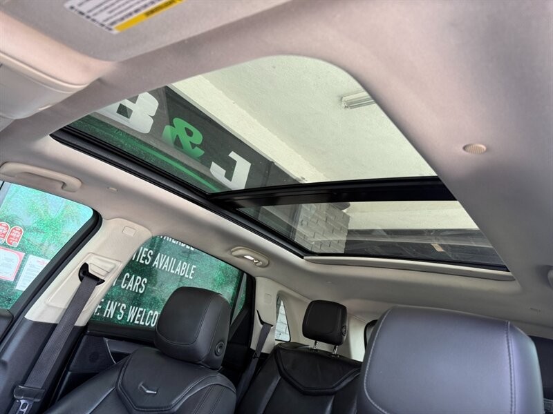 Cadillac XT5 Vehicle Full-screen Gallery Image 16