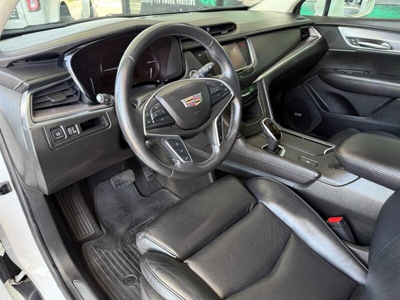 Cadillac XT5 Vehicle Full-screen Gallery Image 17