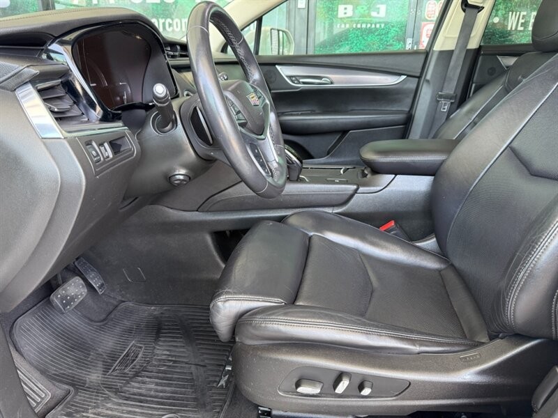 Cadillac XT5 Vehicle Full-screen Gallery Image 18