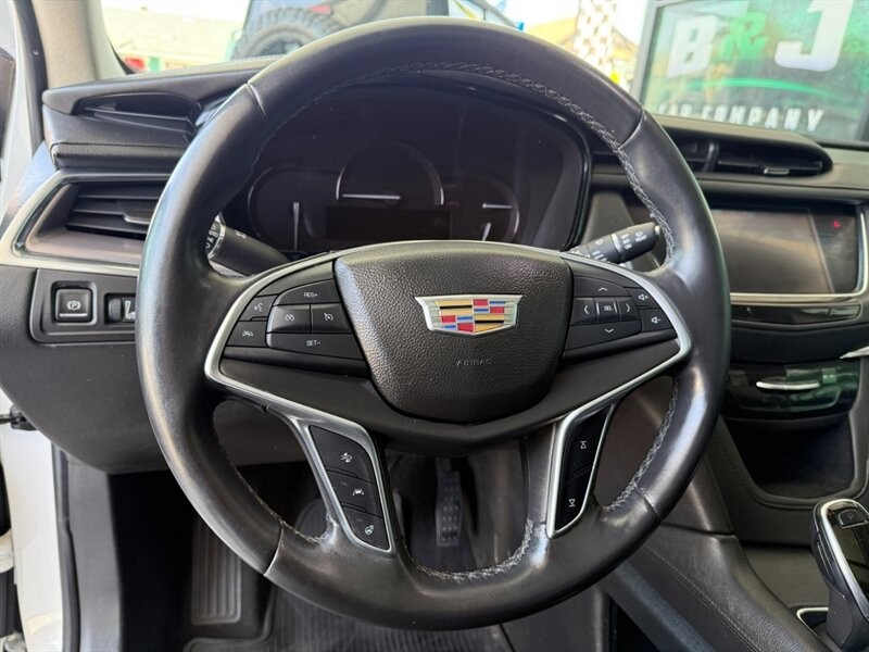 Cadillac XT5 Vehicle Full-screen Gallery Image 21