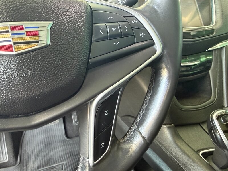 Cadillac XT5 Vehicle Full-screen Gallery Image 23