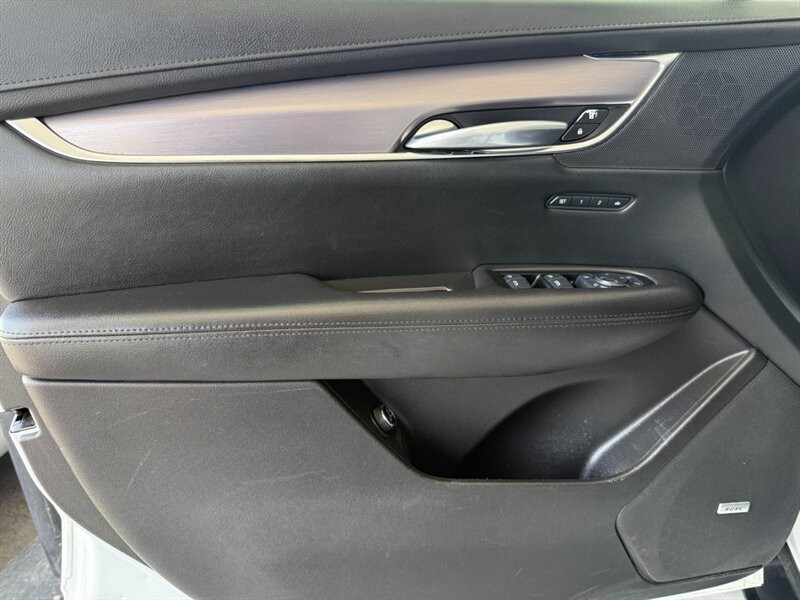 Cadillac XT5 Vehicle Full-screen Gallery Image 24