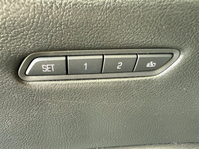 Cadillac XT5 Vehicle Full-screen Gallery Image 26