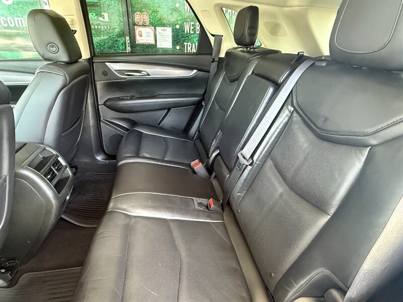 Cadillac XT5 Vehicle Full-screen Gallery Image 28