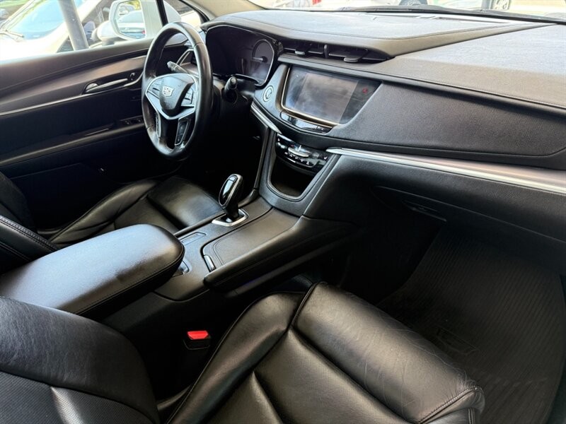 Cadillac XT5 Vehicle Full-screen Gallery Image 30