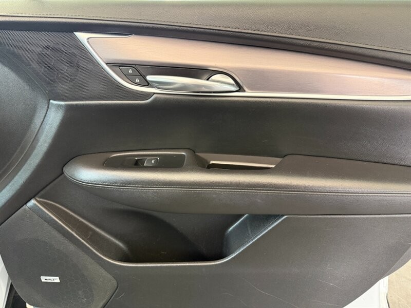 Cadillac XT5 Vehicle Full-screen Gallery Image 32