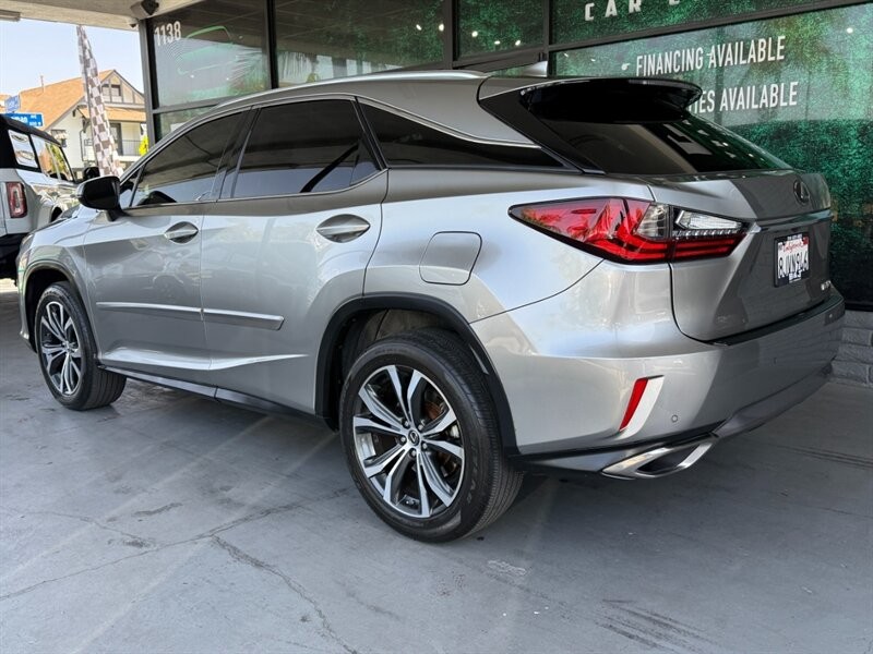 Lexus RX Vehicle Full-screen Gallery Image 06