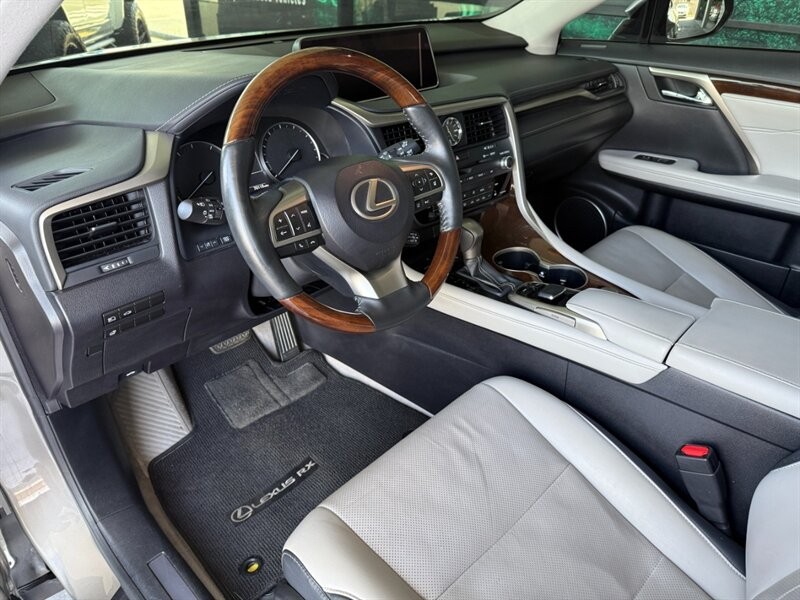 Lexus RX Vehicle Full-screen Gallery Image 16