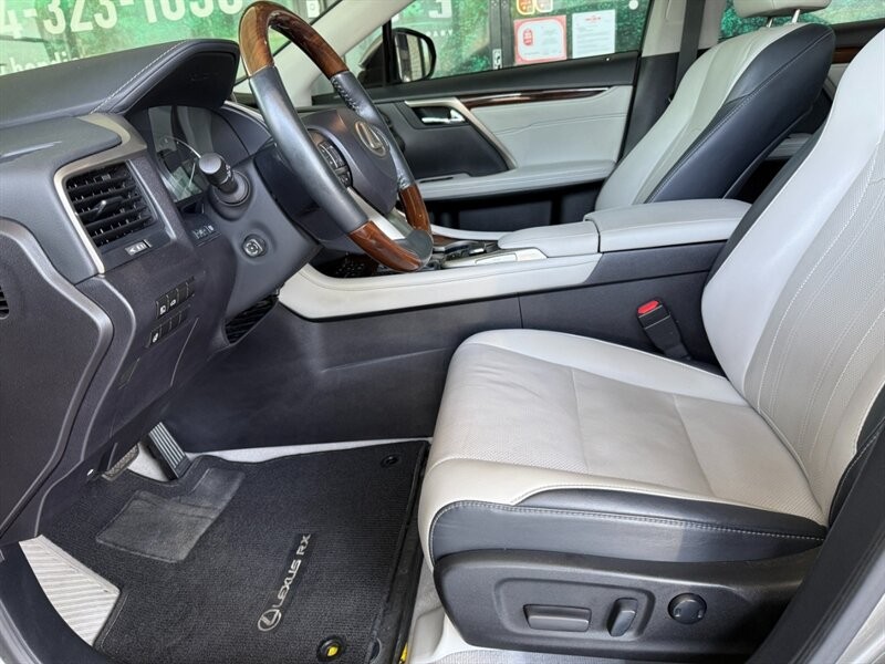 Lexus RX Vehicle Full-screen Gallery Image 17