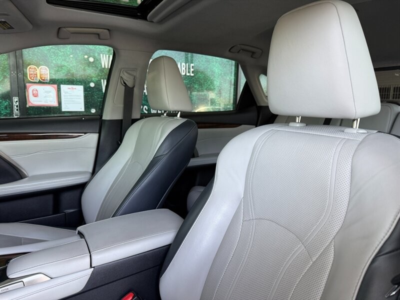 Lexus RX Vehicle Full-screen Gallery Image 18