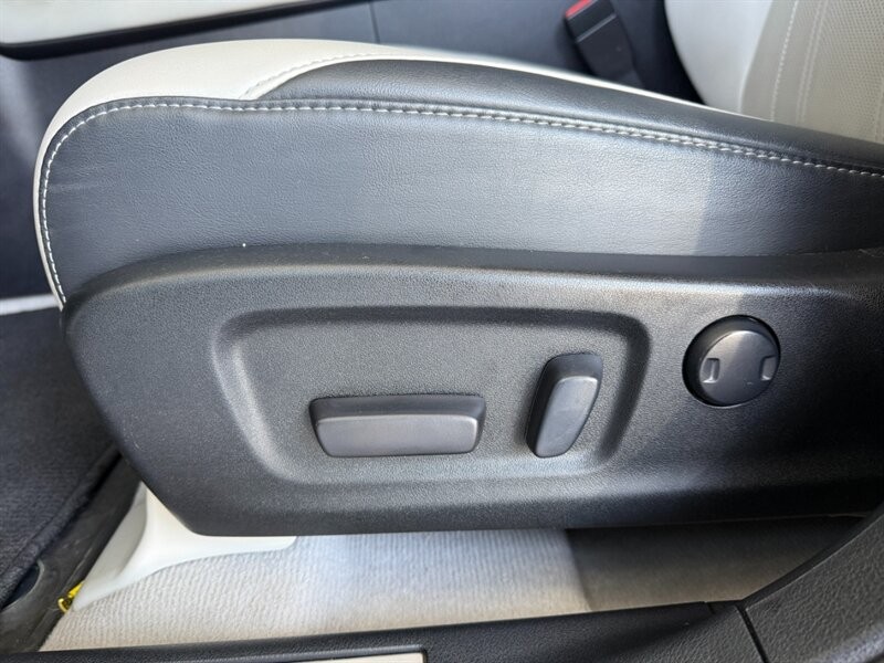 Lexus RX Vehicle Full-screen Gallery Image 19