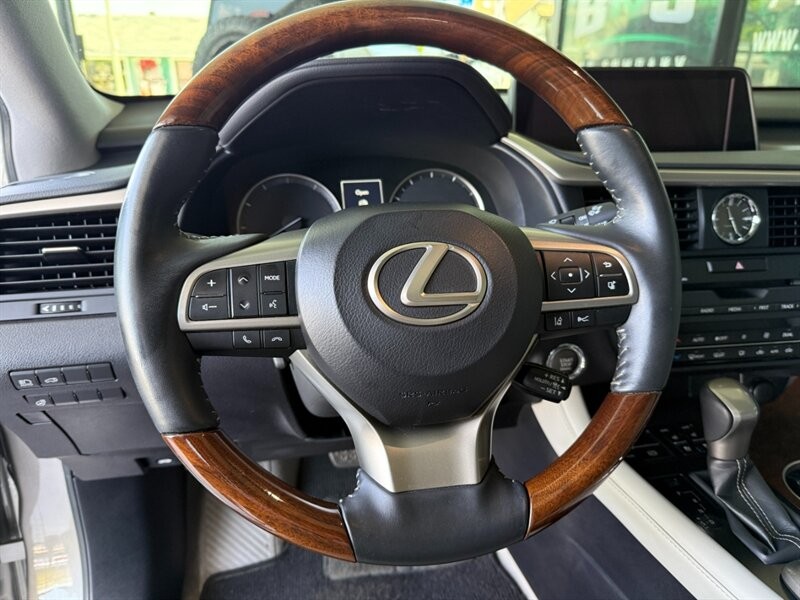 Lexus RX Vehicle Full-screen Gallery Image 20