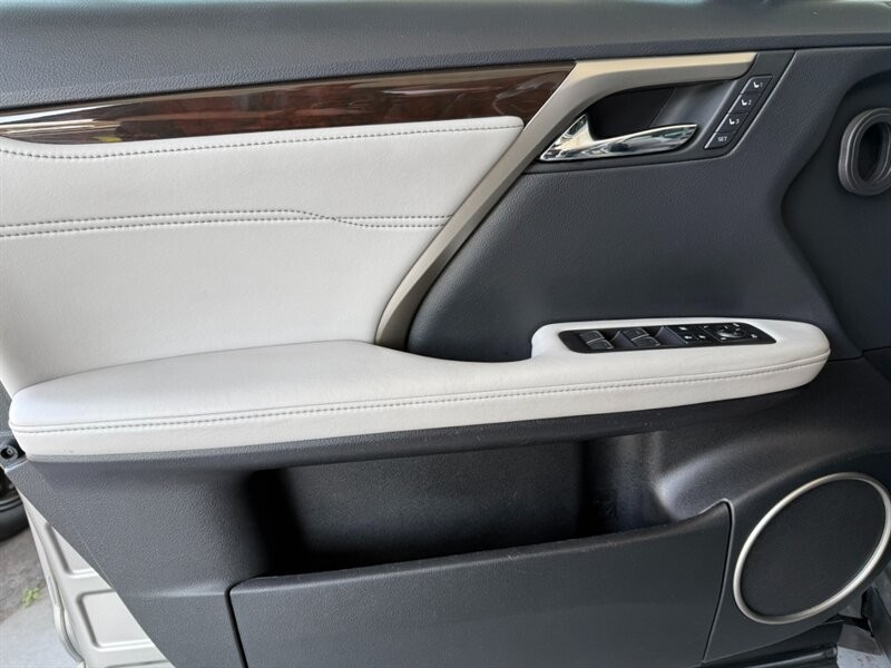 Lexus RX Vehicle Full-screen Gallery Image 23