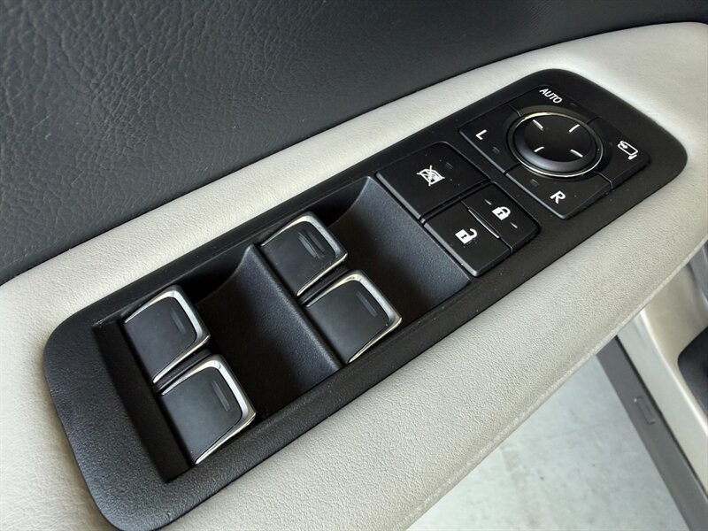 Lexus RX Vehicle Full-screen Gallery Image 24