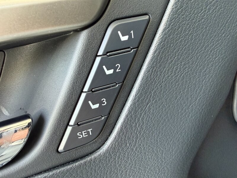 Lexus RX Vehicle Full-screen Gallery Image 25