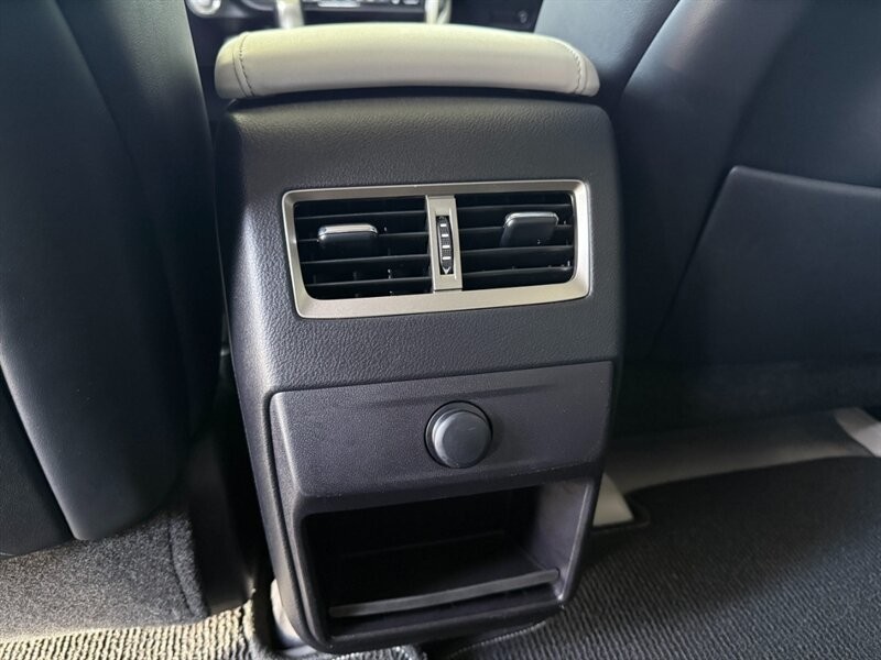 Lexus RX Vehicle Full-screen Gallery Image 27