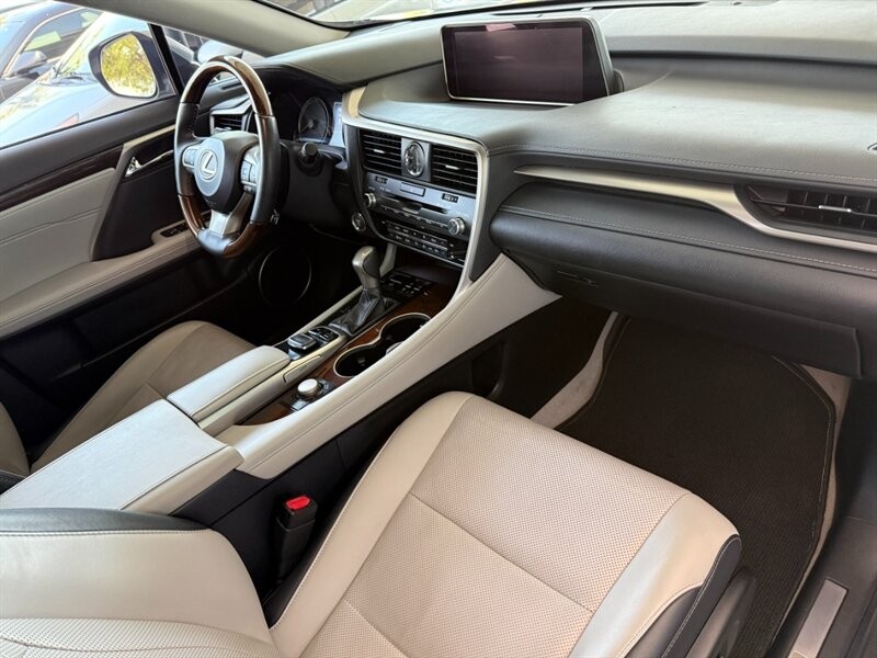 Lexus RX Vehicle Full-screen Gallery Image 28