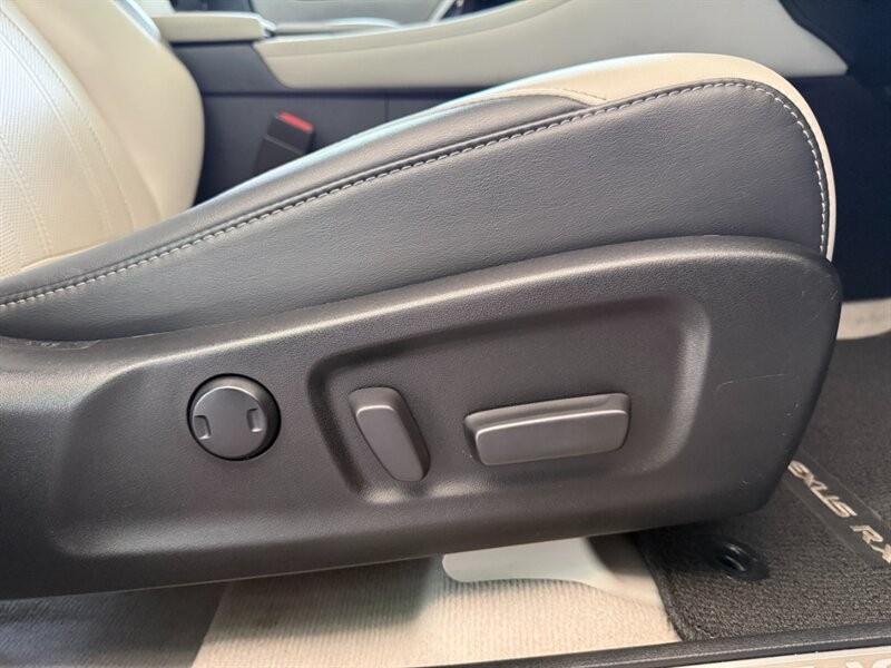 Lexus RX Vehicle Full-screen Gallery Image 29