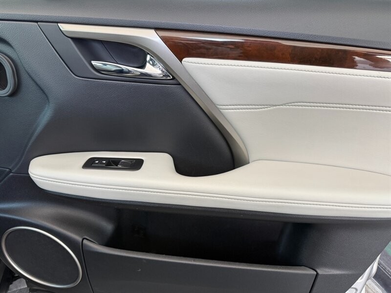 Lexus RX Vehicle Full-screen Gallery Image 30