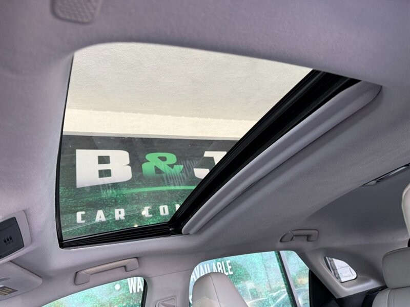 Lexus RX Vehicle Full-screen Gallery Image 32