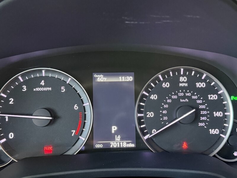 Lexus RX Vehicle Full-screen Gallery Image 33