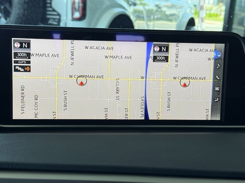 Lexus RX Vehicle Full-screen Gallery Image 35