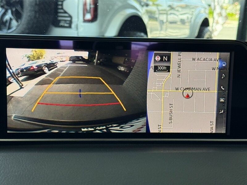 Lexus RX Vehicle Full-screen Gallery Image 36