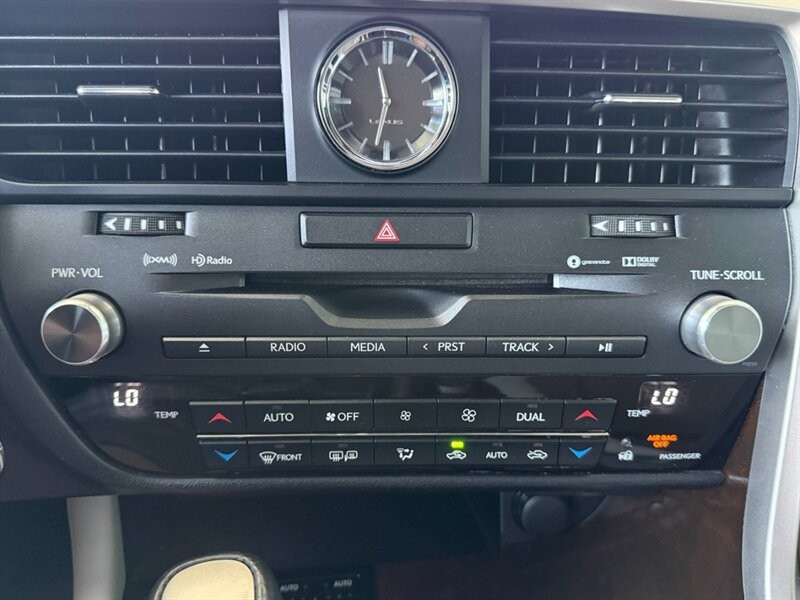 Lexus RX Vehicle Full-screen Gallery Image 37