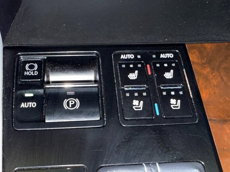 Lexus RX Vehicle Full-screen Gallery Image 38