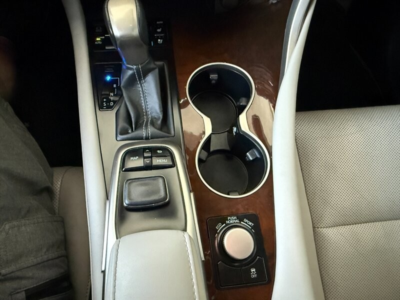 Lexus RX Vehicle Full-screen Gallery Image 39