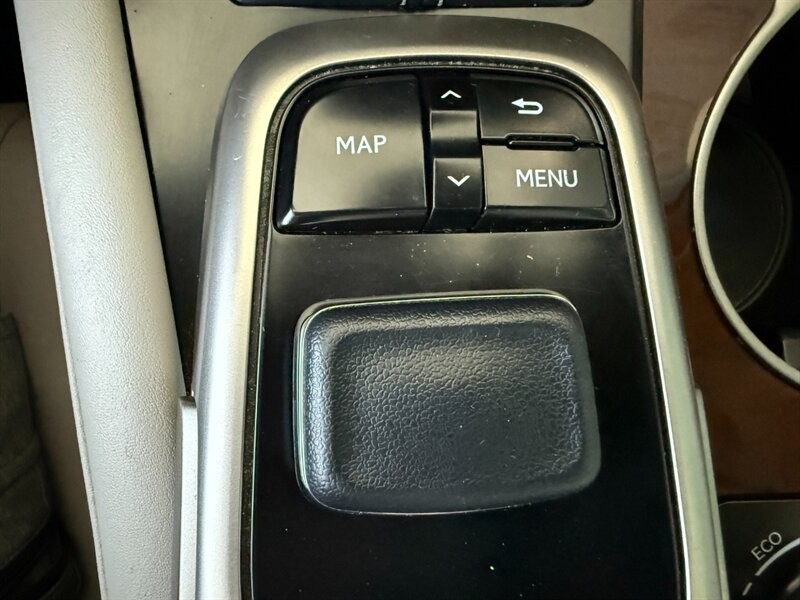 Lexus RX Vehicle Full-screen Gallery Image 40