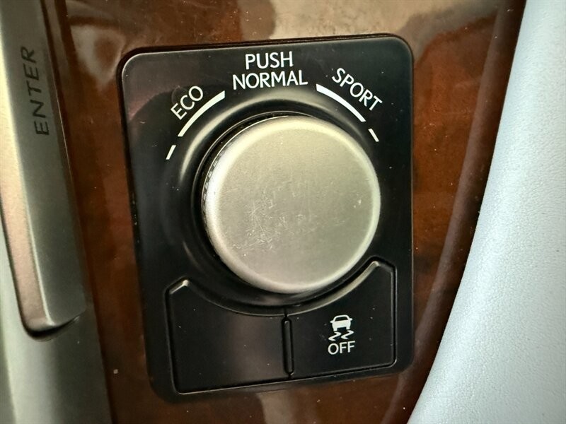 Lexus RX Vehicle Full-screen Gallery Image 41